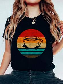 Camiseta negra de manga corta con cuello redondo de algodón de 180 g con estampado de taza de café retro para mujer - Camisetas gráficas elegantes para los amantes del café - Ropa casual cómoda - Diseño de inspiración vintage perfecto para trajes cotidianos - Tela suave para comodidad durante todo el día - Negro - Ver 1