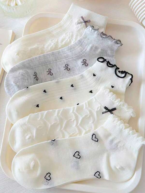 4 Paar schwarz-weiße Damen Rüschen-Saum süß-lässige Lolita Ballettspitzen-Knöchelsocken mit Mustern: Herz, Schleife, elegante kurze Socken geeignet für alle Jahreszeiten, zufälliger Versand