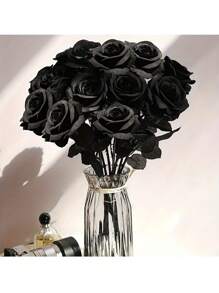1/5 Ramos de rosas negras simuladas. En el estilo de fotografía gótico y oscuro. Para decoración de boda, decoración de habitación, decoración de fiesta como un accesorio para tomar fotos, para arreglar flores en jarrones, decoración del hogar y decoraciones del Día de San Valentín. Estas son flores artificiales muy realistas. No se incluyen los jarrones, pero se proporcionan los accesorios del ramo.