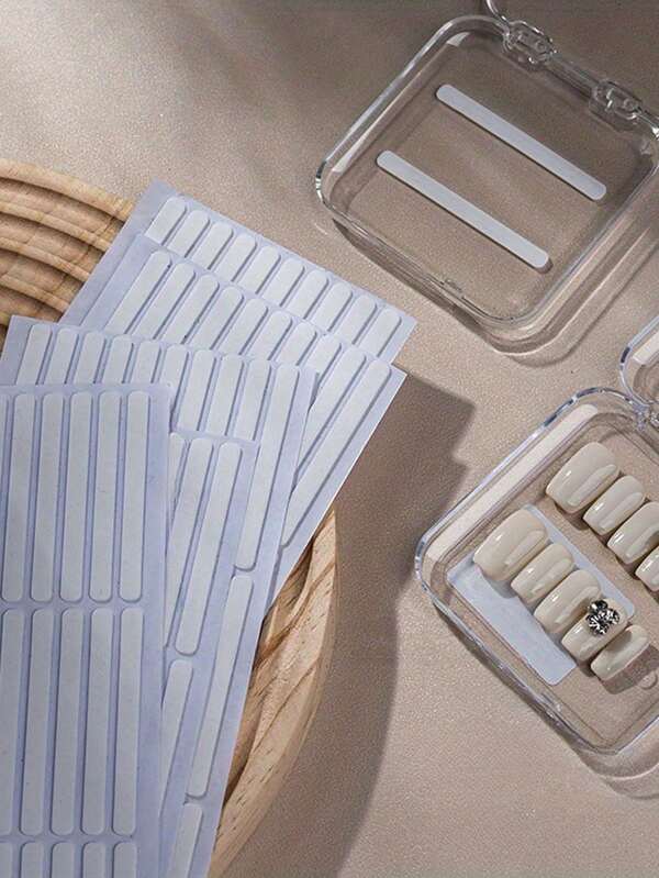 300 Fitas Dupla-face Transparentes para Unhas Postiças - Fitas Autoadesivas, Display e Embalagem para Design de Salão, Sem Álcool, Suprimentos para Unhas Fáceis de Usar, Aplicação Segura | Fita Adesiva Transparente | Slots Precisos para Unhas