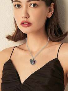 1pc Women's Fashion Rhinestone Bone Hollow Skull Flower Heart Pendant Necklace, Gothic Style Clavicle Chain, Couple's Gift