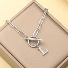 1 pièce Collier avec chaîne de type OT à lettre initiale de A à Z, collier en acier inoxydable avec alphabet, excellent cadeau pour Halloween et la rentrée scolaire