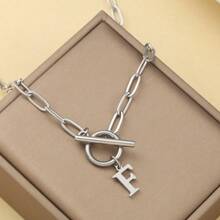 1 pièce Collier avec chaîne de type OT à lettre initiale de A à Z, collier en acier inoxydable avec alphabet, excellent cadeau pour Halloween et la rentrée scolaire