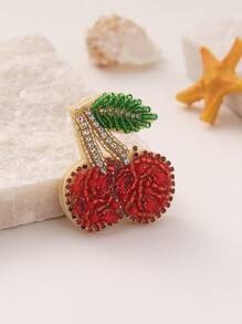 1 pezzo Spilla artigianale con perline e strass a forma di ciliegia, adatta per l'uso quotidiano, spiaggia e abbigliamento casual delle donne. Ogni pezzo presenta leggere variazioni di forma e colore dovute alla lavorazione artigianale