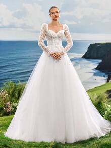 露肩长袖高端珍珠刺绣蕾丝心形领A字型薄纱拖尾婚纱，奢华优雅浪漫海滩城堡酒店宴会新娘礼服