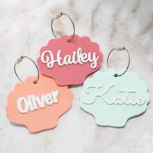 Etiquetas de nombre personalizadas de acrílico con concha marina, etiqueta de playa de acrílico, etiqueta personalizada para bolso de pañales, etiqueta con purpurina, etiquetas de regalo para niños, etiqueta de nombre para cesta de ropa, etiqueta 3D, etiqueta de bolso, etiqueta de equipaje circular de acrílico, etiqueta circular para mochila, etiqueta de bolso, etiqueta de nombre con flores. - Colgante para bolso con nombre - Ver 4