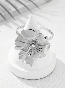 5 Stücke luxuriöses asymmetrisches Metall-Blumen-Halsketten-Set, charmantes Blumen-Armband, minimalistischer Ring, modische Ohrringe, eleganter hochwertiger Schmuck für Frauen