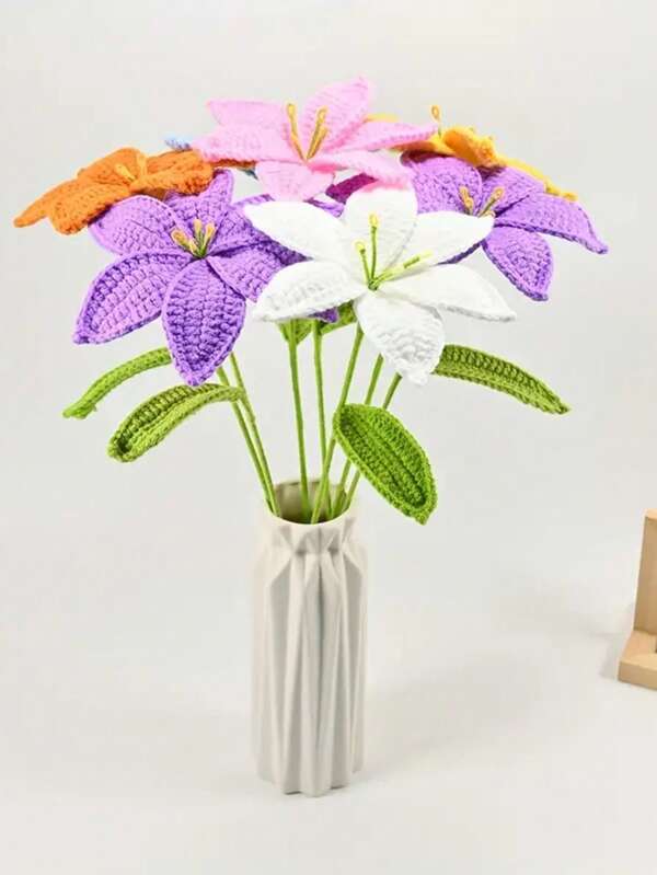 باقة من الزهور المنسوجة يدويًا - زهور مصطنعة كروشيه حيوية بالألوان البنفسجية والبيضاء، سيقان خضراء، ديكور أنيق لسطح المكتب في المنزل والمكتب، هدية فريدة للزوجة/الحبيبة/الأخت/الأم، مثالية للعطلات ولصور الدعائم، يوم مزدهر