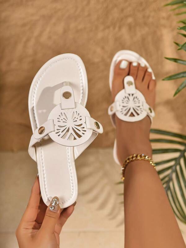 Nouveaux sandales plates d'été à la mode pour femmes, à bout rond, avec motif de treillis creux en forme de losange et rivets de base, pour la plage et la décontraction