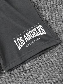 Conjunto de camiseta de manga corta con estampado de letras y pantalones cortos para niño