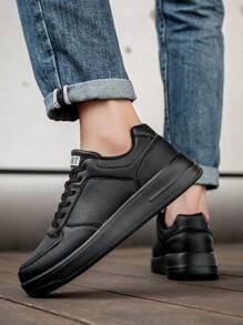Baskets décontractées classiques rétro pour hommes unicolore, à lacets, confortables. Polyvalentes pour l'extérieur, le port quotidien, les couples, toutes les saisons