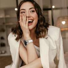 Curea de ceas din piele de lux cu cataramă în formă de C cu diamant - Compatibilă cu Galaxy Watch 7/6/5/4 (40 mm/45 mm) și Watch 6 Classic (43 mm/50 mm) și Watch 5 Pro (45 mm) - Curea confortabilă și rezistentă la transpirație - Design subțire și modern - Opțiuni multicolore - Perfectă pentru afaceri/întâlniri/nunți/petreceri/ținute de zi cu zi - Cadoul ideal pentru femei