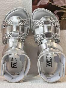 2025新款女童凉鞋，银色皮革鞋面，交叉多带设计，部分鞋带采用编织风格。时尚独特的韩版风格，适合3-12岁女孩日常夏季外出、玩耍及其他场合穿着。 - 銀色 - 查看 4