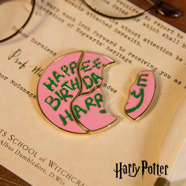 Harry Potter 1 pieza Imán de nevera con forma de pastel de Hagrid de metal rosa, imán de nevera con letras de pastel de cumpleaños lindo, para cumpleaños, regalos, decoración de graduación, regalos de graduación [Con licencia oficial]
