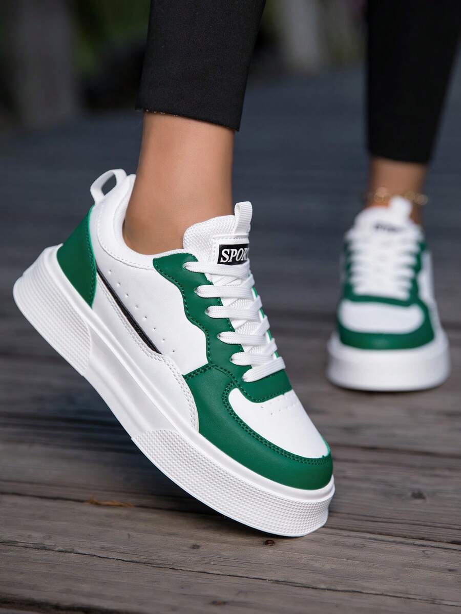 新款春夏白色女式厚底运动鞋，时尚、舒适、透气的系带厚底设计运动鞋