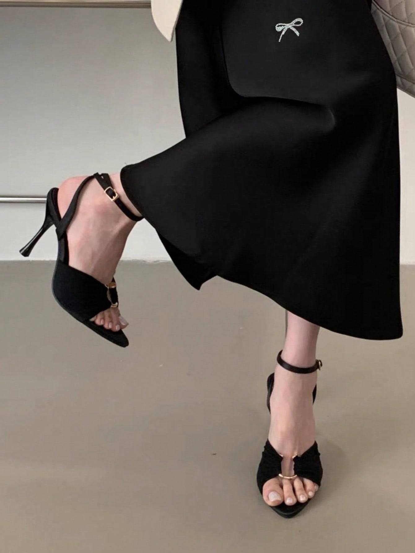 كعب عالي مدبب مزين بإبزيم معدني جديد لصيف 2025، كع...