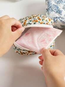 蝴蝶图案便携式迷你拉链化妆包/卫生巾收纳袋，蓬松化妆包，洗漱用品收纳袋，卫生巾袋，卫生巾收纳袋，便携式收纳袋，用于存放卫生巾、护垫和卫生棉条