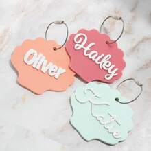 Etiquetas de nombre personalizadas de acrílico con concha marina, etiqueta de playa de acrílico, etiqueta personalizada para bolso de pañales, etiqueta con purpurina, etiquetas de regalo para niños, etiqueta de nombre para cesta de ropa, etiqueta 3D, etiqueta de bolso, etiqueta de equipaje circular de acrílico, etiqueta circular para mochila, etiqueta de bolso, etiqueta de nombre con flores. - Colgante para bolso con nombre - Ver 3