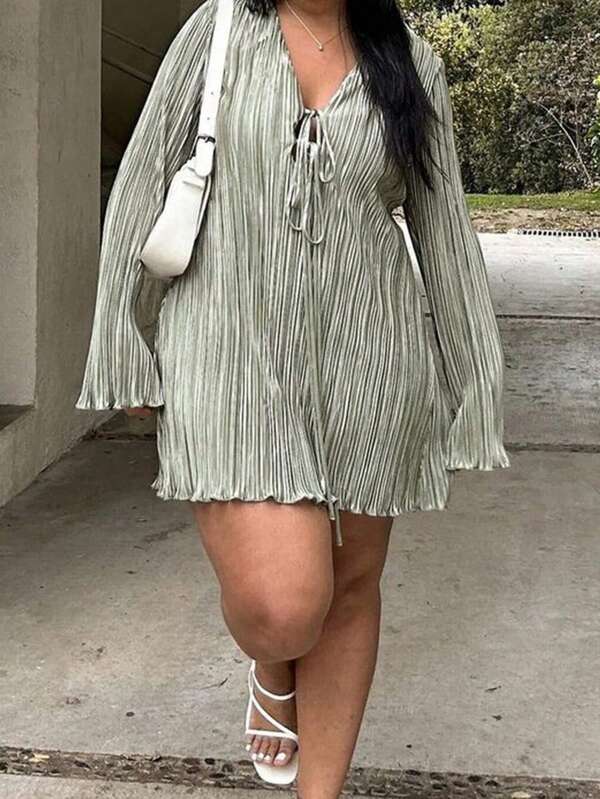 فستان بقصة مستقيمة وممتلئ وسائل حزام، فستان متواضع بنمط متموج وأكمام طويلة، لون أحادي مناسب للارتداء الصيفي في الأماكن العامة