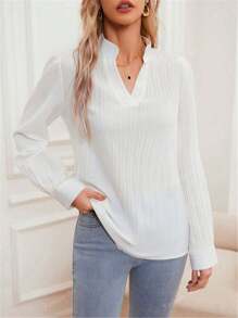Camicia elegante e minimalista a righe con scollo a V e maniche lunghe