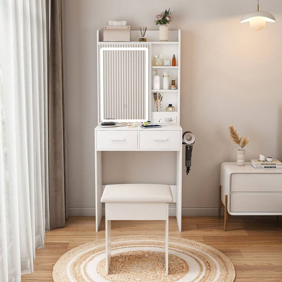 Tocador moderno con espejo LED y espacio de almacenamiento oculto. Incluye taburete acolchado, mueble de tocador con brillo ajustable y estantes antipolvo de varios niveles. Color blanco.