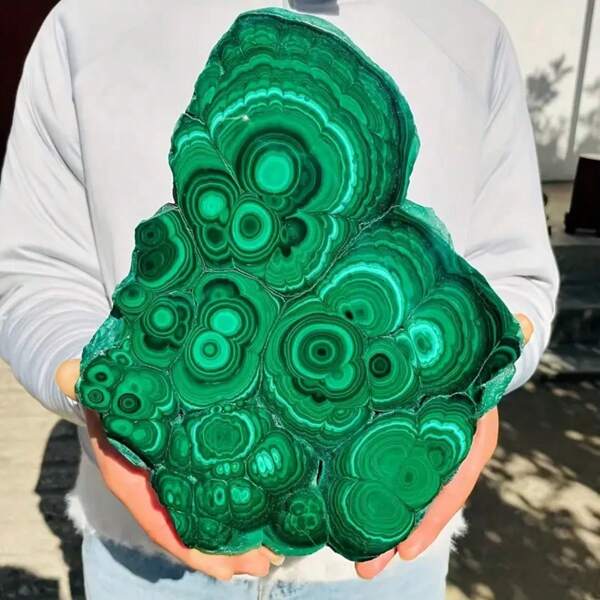 1 pièce Tranches de malachite irrégulières - convient pour les tables de salle à manger, les décorations de bureau, les sous-verres, les collections de pierres - le cadeau parfait pour les fêtes