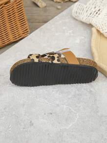 1 pereche de sandale de plajă cu inel plat din PU, la modă, cu imprimeu leopard, pentru copii, la modă, cu aderență puternică, rezistente la uzură, potrivite pentru fete, pentru a fi asortate cu blugi și fuste vara, pot fi folosite ca și cadouri