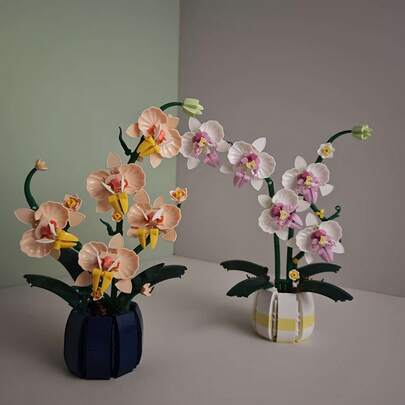 700+ 件优雅兰花装饰，黄色+白色花朵，白色+蓝色花瓶，ABS 材质花卉马赛克，创意积木玩具，适合室内展示的盆栽花束，小颗粒模型，艺术收藏品，3D DIY 植物艺术，适用于家居装饰，缓解压力的成人礼物