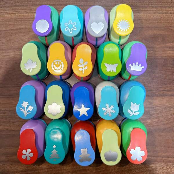 Conjunto de 22 furadores de flores de 2,5 cm em cores aleatórias, acessórios para artesanato de álbuns de fotos DIY, prensa de flores, furador de flores, furador de papel, material escolar.