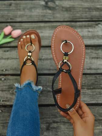 新款时尚女士单带拖鞋，罗马风休闲百搭拖鞋，黑色、米色、棕色可选，舒适平底沙滩凉鞋，博主推荐厚底凉鞋，夏季沙滩鞋，优雅搭扣低跟圆头拖鞋，简约户外拖鞋。请谨慎下单，因为鞋码可能偏大，每个人的身材比例都不同。百搭平底拖鞋