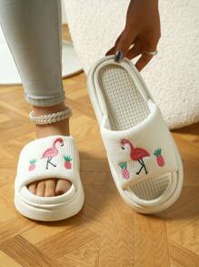 Sandálias de Plataforma com Bordado de Flamingo e Abacaxi, Confortáveis e na Moda, Imperdível para o Verão! Sandálias de Plataforma com Estampa Fofa de Flamingo + Abacaxi, Confortáveis e Chamativas. Macias e Adoráveis! Chinelos de Plataforma com Bordado de Flamingo e Abacaxi, Desbloqueando um Novo Estilo de Casa na Moda para Mulheres. Chinelos Domésticos com Bordado Cartoon, Respiráveis, Sola Grossa de Linho, Macios e Confortáveis, Muito. Sola Grossa Antiderrapante, Adequada para Todas as Estações. Chinelos internos, Chinelos externos, Chinelos Femininos