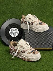 DareSee 男士新款透气休闲低帮运动鞋，随机涂鸦图案，厚底防滑，适合夏季音乐节、Y2KFest、返校季、秋冬季节等场合，是音乐节的理想礼物之选。 - 卡其色 - 查看 1