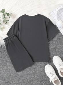 Conjunto de camiseta de manga corta con estampado de letras y pantalones cortos para niño