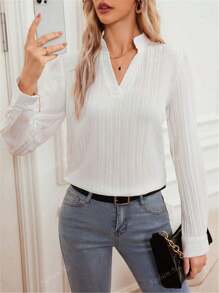 Camicia elegante e minimalista a righe con scollo a V e maniche lunghe