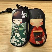 [轻质拉链木芥子娃娃] 1 件木芥子娃娃橡胶眼镜盒 - 轻质、耐用的拉链旅行眼镜袋，男女通用，适合各种眼镜款式，可爱的卡哇伊日本女孩穿着绿色和服氯丁橡胶眼镜盒带钥匙扣 - 防水便携，非常适合阅读和时尚眼镜