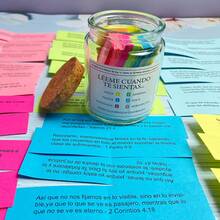 Bible Scripture Glass Jar 1 pieza Regalos cristianos para el Día de la Madre para mujeres y hombres, Frasco con versículos bíblicos, Frasco "Léeme cuando" con versículos bíblicos para emociones y sentimientos, Regalos religiosos para estudios bíblicos de la iglesia para mujeres, hombres, mamá, papá, hermana, amigo, un frasco de vidrio con versículos bíblicos codificados por color, que contiene versículos bíblicos en español - Multicolor - Ver 6