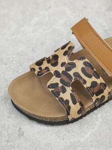 1 pereche de sandale de plajă cu inel plat din PU, la modă, cu imprimeu leopard, pentru copii, la modă, cu aderență puternică, rezistente la uzură, potrivite pentru fete, pentru a fi asortate cu blugi și fuste vara, pot fi folosite ca și cadouri