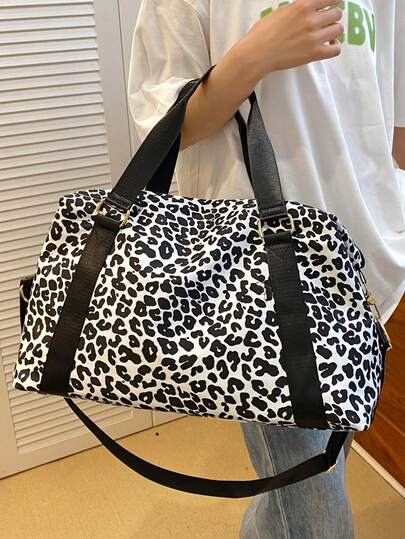 时尚黑白撞色豹纹行李包。采用尼龙材质，容量大，适合携带贴身衣物，便携性佳。它是一款多功能干湿分离包，可用作健身包。轻便易携，适合外出、度假旅行，是男女通用的周末旅行包或短途旅行包。适用于学校用品、学校用品等。