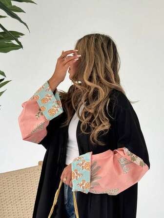 这款优雅经典的波西米亚风长袍，采用多色花卉印花拼接袖设计，尽显优雅精致的风格，适合所有季节和各种文化活动。