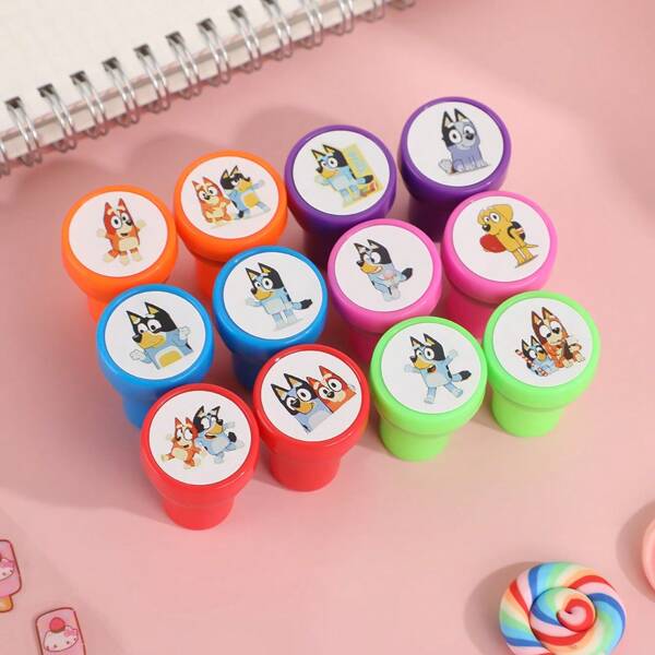 Bluey 6 Stück/12 Stück Cartoon Bruy Bingo Siegel Geburtstagsgeschenk Spielzeug Siegel Belohnung, Schülerstempel geeignet für Jungen und Mädchen, perfekte Geschenkstempel für Kinder, perfekte Partygeschenke, Urlaubsgeschenke für Fans (zufälliger Stil)