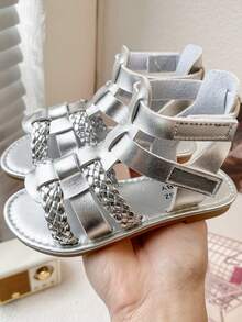 2025新款女童凉鞋，银色皮革鞋面，交叉多带设计，部分鞋带采用编织风格。时尚独特的韩版风格，适合3-12岁女孩日常夏季外出、玩耍及其他场合穿着。 - 銀色 - 查看 8