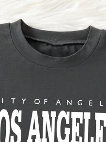 Conjunto de camiseta de manga corta con estampado de letras y pantalones cortos para niño