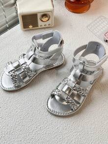2025新款女童凉鞋，银色皮革鞋面，交叉多带设计，部分鞋带采用编织风格。时尚独特的韩版风格，适合3-12岁女孩日常夏季外出、玩耍及其他场合穿着。 - 銀色 - 查看 5