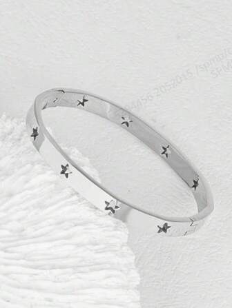 A Fashionable Stainless Steel Hollow Pentagram Bracelet, Suitable For Daily Wear, Holiday, Birthday Gift Of Choice.