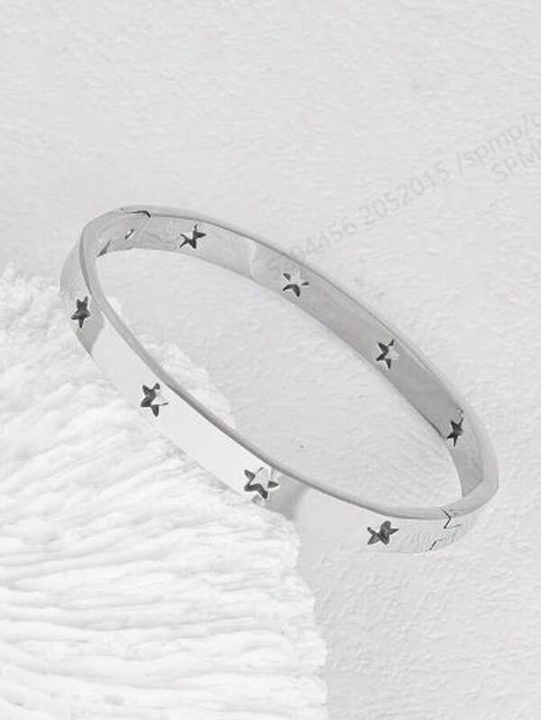 Een modieuze roestvrijstalen holle pentagram-armband, geschikt voor dagelijks gebruik, de feestdagen en als cadeau voor een verjaardag.