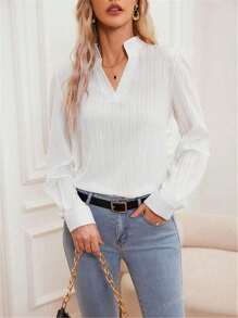 Camicia elegante e minimalista a righe con scollo a V e maniche lunghe