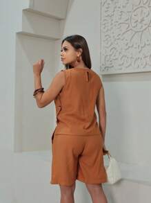 Conjunto em Alfaitaria de Viscose Sensorial: Bermuda Jorts com Passantes e Blusa com Botões Laterais - Visual Refinado e Atemporal