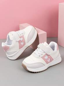 1双时尚休闲女童运动鞋，柔软舒适，防滑耐穿，多色拼接设计，饰有闪亮爱心图案，魔术贴搭扣方便穿脱，百搭各种服饰，自信可爱，是孩子的必备单品。