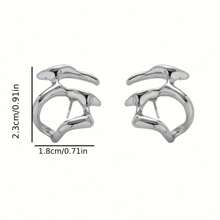 1 paire de boucles d'oreilles asymétriques à la mode et ajourées