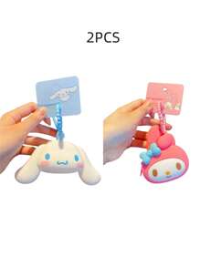 Sanrio 1/2 pezzi Accessori per borsa da viaggio a forma di personaggio Ciao Kitty Kawaii in silicone, per Kuromi My Melody Cinnamoroll Pompom Purin e Pochacco - Design durevole, resistente all'acqua e facile da pulire
